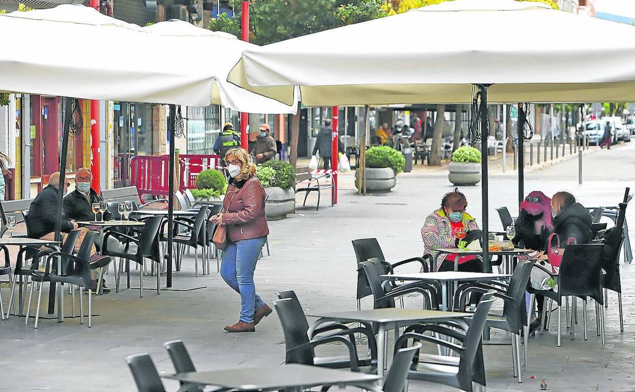 La retirada de las terrazas dejará vacías las calles a partir del viernes. 