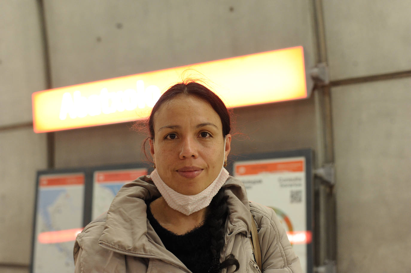 "El metro me gusta, es rápido. Por lo que he visto, la gente es educada y respeta la prioridad de sentarse de embarazadas y mayores. Pasan metros muy de seguido, está muy bien, aunque sabes que hay horas flojas en las que se va a demorar al pasar. En Madrid está muy congestionado, es como subirse a un autobús de Cali (Colombia), de donde soy, pero aquí no tengo esa sensación". 