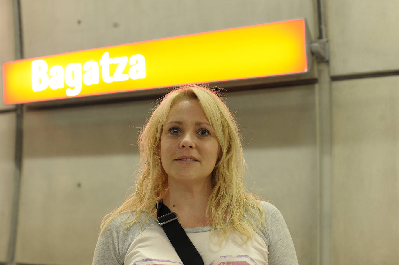 "Acaba muy pronto el servicio para los que salimos tarde de trabajar, como yo, que salgo a las 22.30 horas. Podría tenerse en cuenta para atender a toda la gente que está empleada en los centros comerciales como yo. Por lo demás, no tengo pegas, la frecuencia es buena, la esperada". 