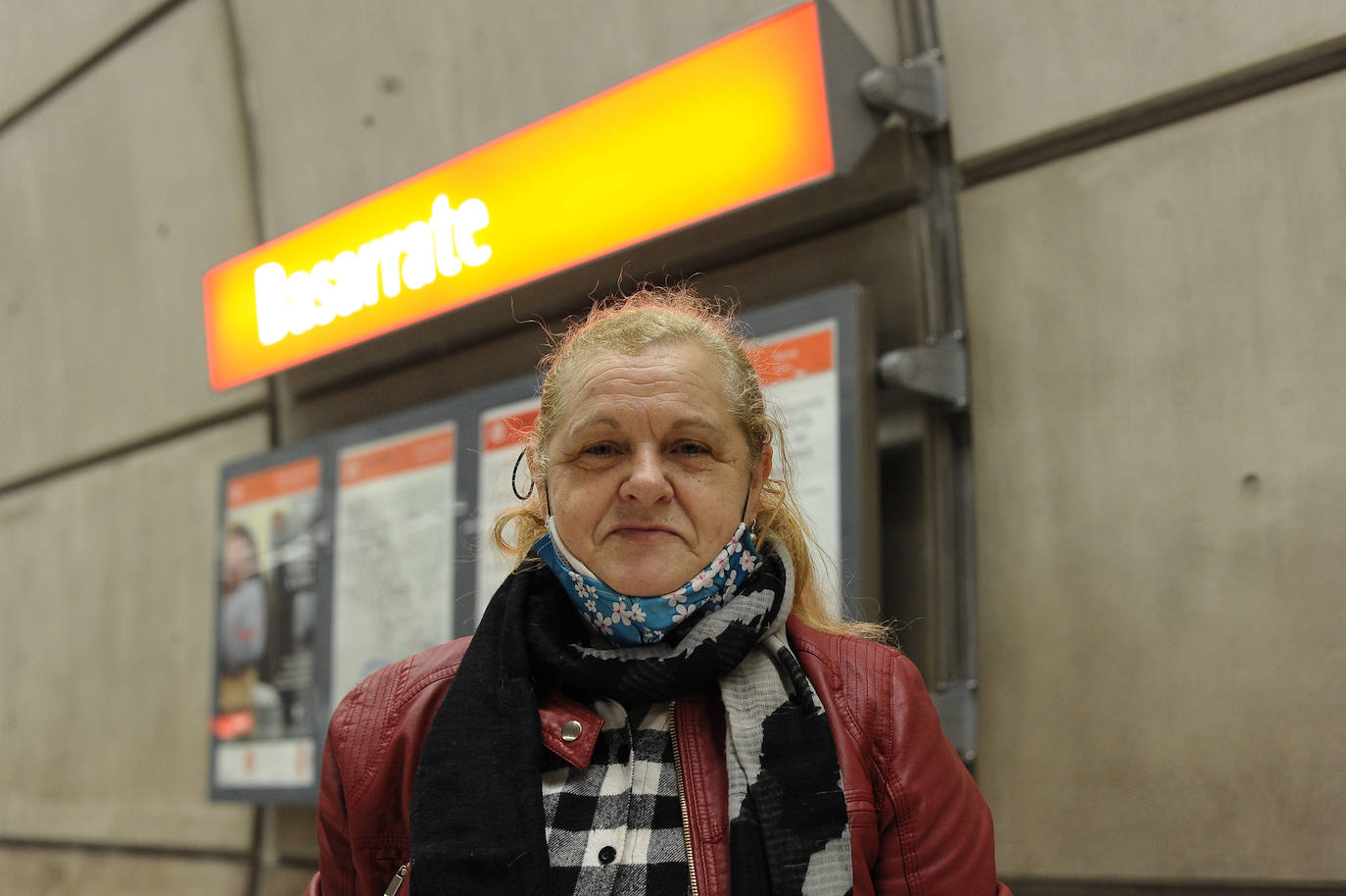"Todos los días llevo en metro al colegio a mis nietos, de lunes a viernes, nos bajamos en la parada de Basarrate. Me pilla a 500 metros de casa y a las siete y media ya estoy en el metro y, a menos cuarto, en su casa para atenderles y llevarles. Lo que mis padres no hicieron por mí.  Del metro me gusta todo, lo cómodo y lo limpio que está. Cuando vino mi sobrina de León le encantó. Ahora con el Covid-19 no puedes hablar con nadie y eso me entristece un poco. Yo, si pillaba algún joven cerca, siempre venía hablando con él. Pero encima casi todos van con los móviles y ya no hay conversación. Lo que me preocupa es la hora punta, no hay control y van los trenes a tope". 