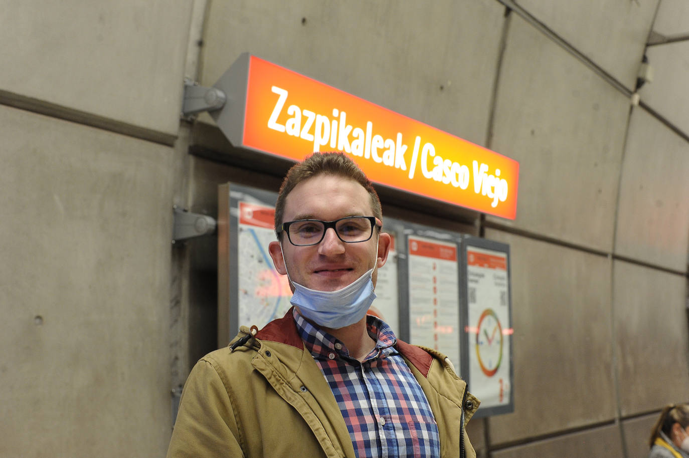 "Trabajo en la residencia Kirikiño y todos los días lo cojo desde Uribarri a Santutxu. Soy auxiliar de enfermería y mi vocación es trabajar en algo donde pueda ayudar a los demás. El transporte público es lo mejor que hay. Más cómodo y más barato. Ahorras tiempo y dinero". 