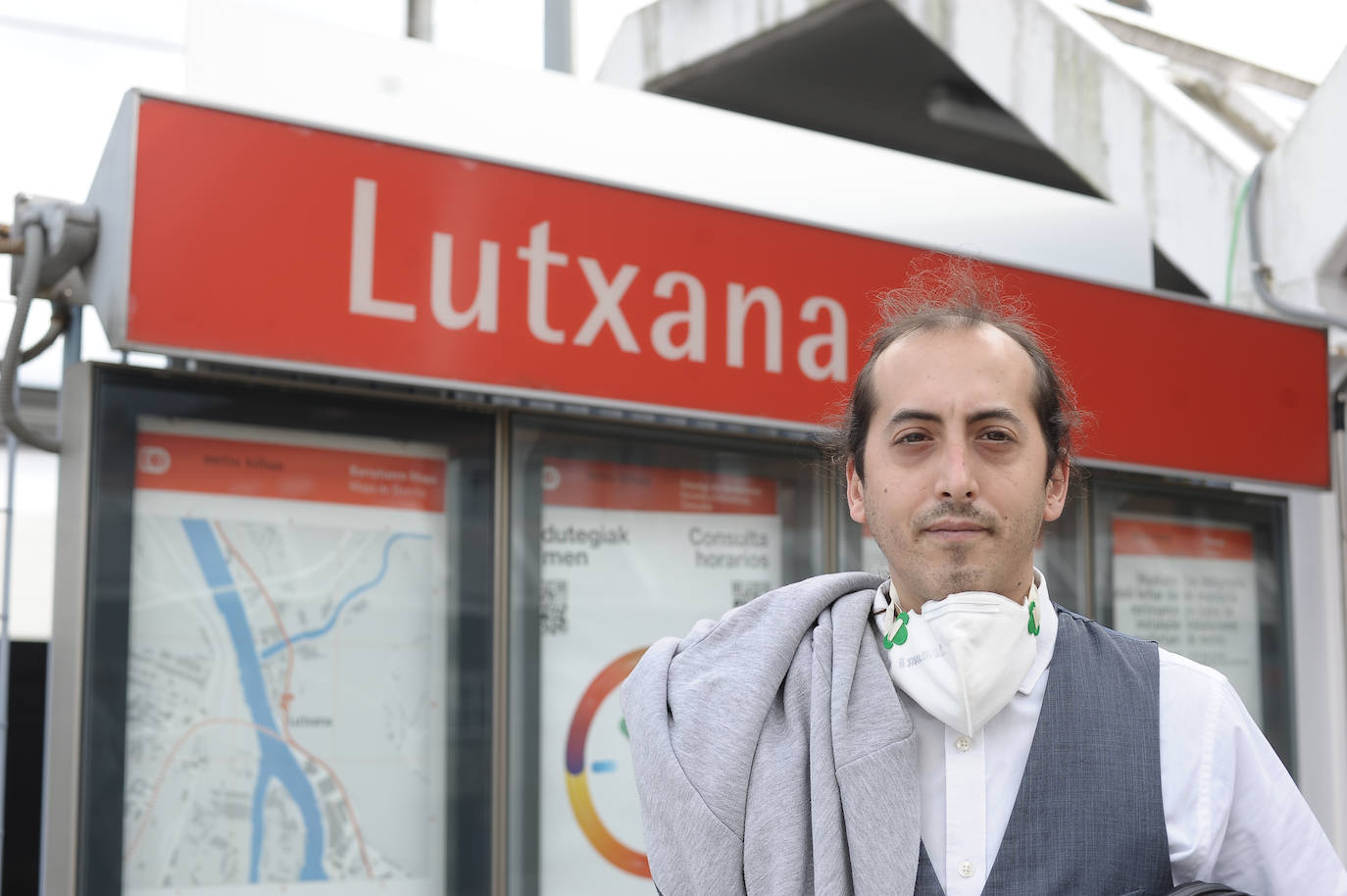 "En todos los trabajos que he tenido siempre me he trasladado en metro por el tema del aparcamiento. Ahora soy el encargado del Batzoki de Zamudio, en Lutxana cojo el trasbordo hasta Sondika y, de allí, voy a Zamudio. Cuando se abrió hace 25 años yo era un niño de doce años. Me acuerdo de la mascota que parecía un pájaro".  