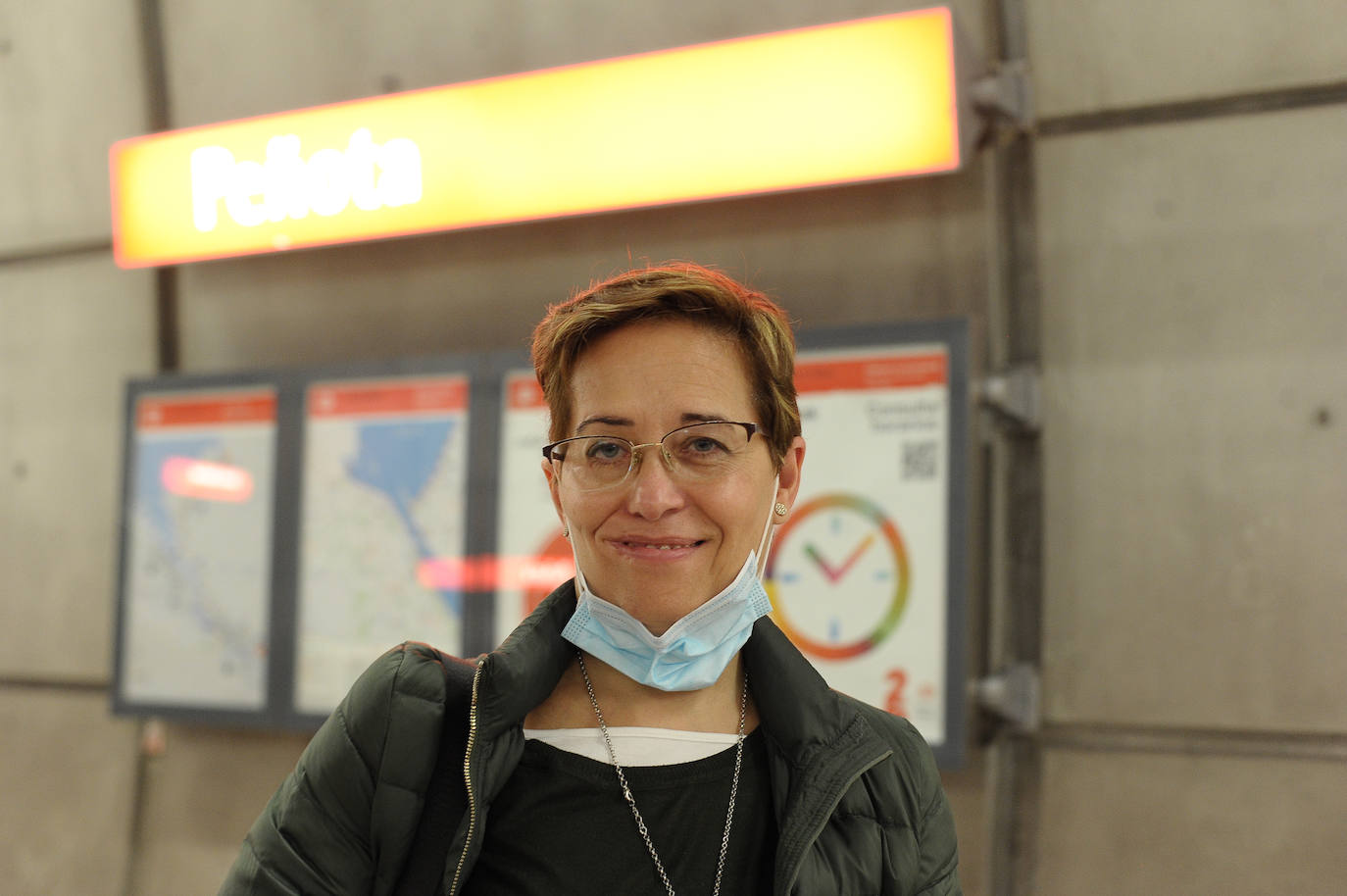 "El metro es cómodo, fácil y limpio, a mí me encanta. Viajan más estudiantes que ejecutivos. Mi cuñada prefiere Renfe, no lo entiendo. Recuerdo cuando se inauguró, hubo dos días gratis. Hice el trayecto Moyua-Indautxu y habia trescientas mil personas y lo pasé tan mal que tardé meses en volver". 