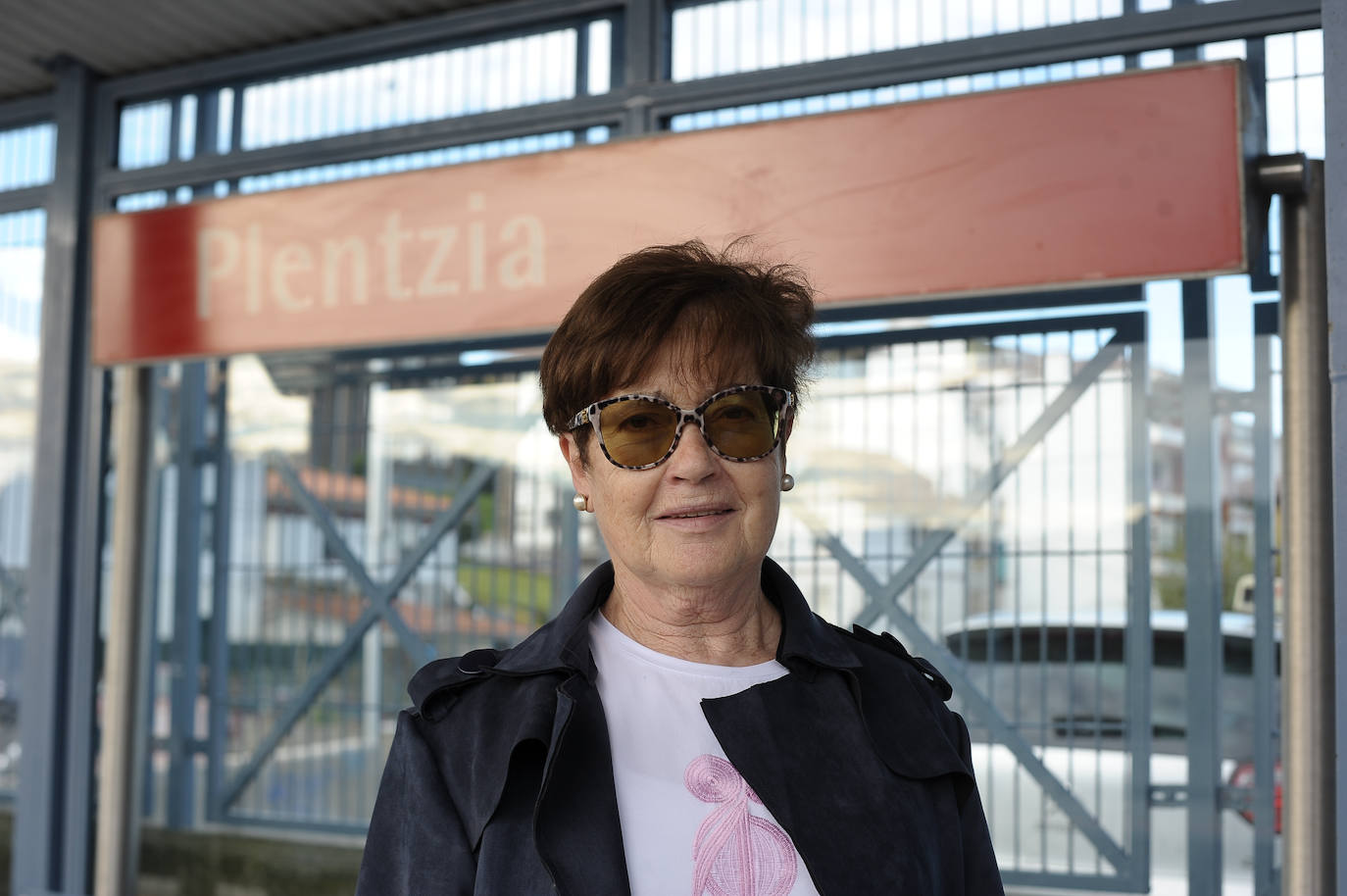 "Gracias al metro vas de la margen derecha a la margen izquierda sin perder tiempo. Yo lo uso habitualmente, para casi todo, salvo cuando tengo que hacer compras, que voy caminando. Hombre, todo es mejorable. Por ejemplo, aquí tenemos metro cada veinte minutos y una segunda vía de Urduliz a Plentzia estaría bien, pero la obra debe ser muy cara". 