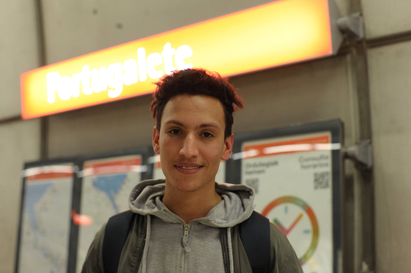 "Cuando sales cansado de trabajar y te gustaría ir sentado en el metro encuentras que es imposible. Los fines de semana va mucha gente borracha de noche y se ven problemillas. A los mayores tenemos que dejarles sitio para sentarse. Un día vi discutir a una señora con una chica que viajaba con su hija y le pedía que la llevara en brazos en lugar de sentarla en un asiento. Se enzarzaron". 