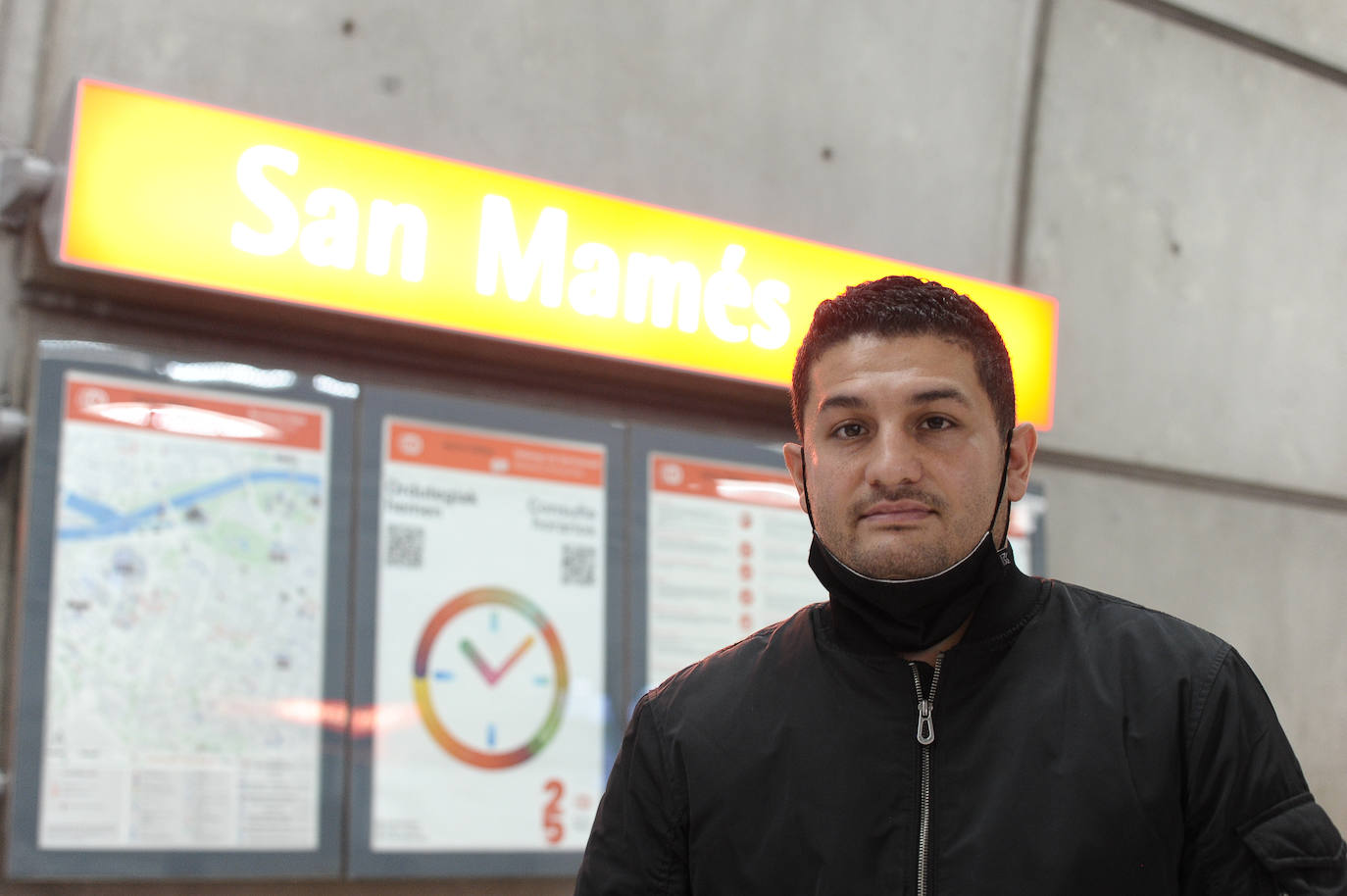 "Salgo de casa mirando la app del metro para saber exactamente cuánto tiempo voy a tener que esperar en la estación de Sopela, desde donde vengo. Hasta aquí son 32 minutos de viaje, lo tengo bien calculado. Al metro no le encuentro ninguna gran carencia, yo me llevo siempre un libro y viajo enfrascado en alguna novela". 