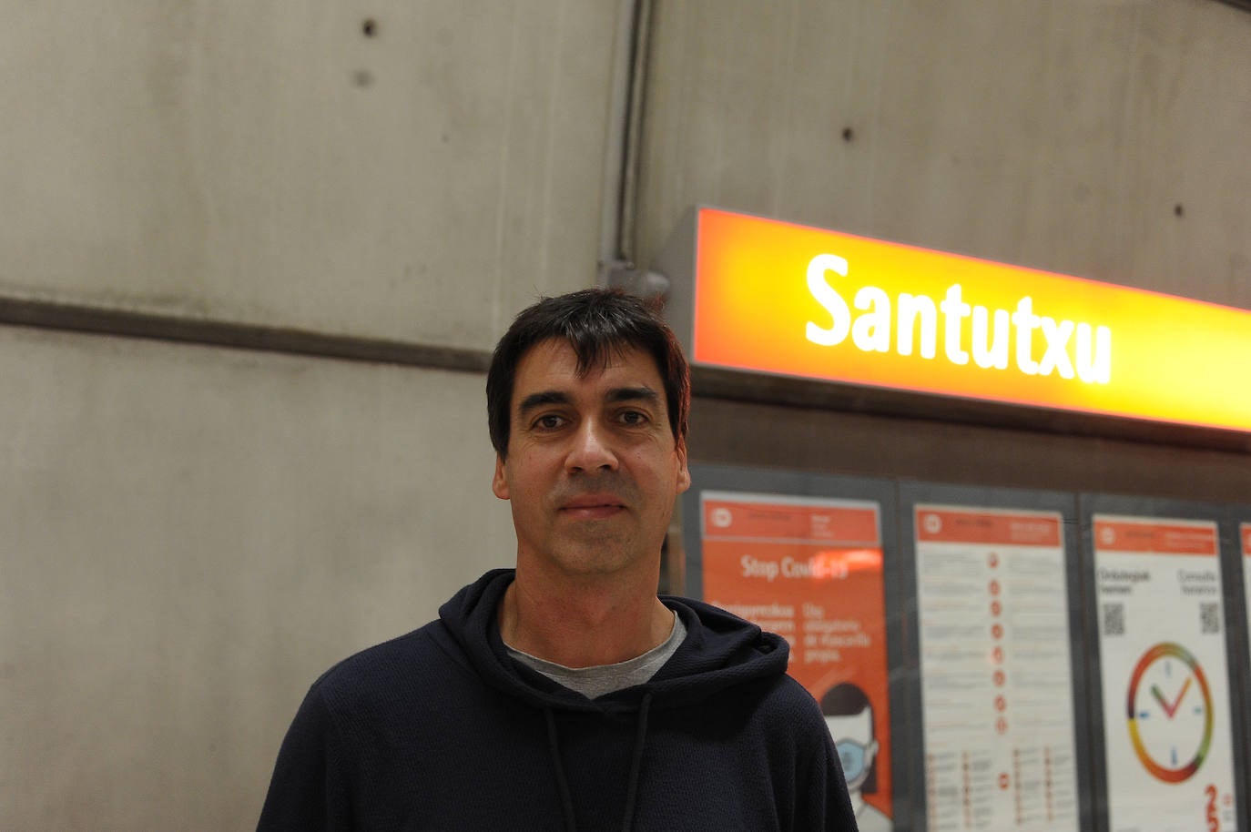 "Siempre viajo sentado, desde Larrabasterra. Si tuviera que venir de pie, me lo pensaría, quizá acabaría cogiendo el coche. Hubo una cosa que me molestó, que quitaran los asientos laterales, yo los veía muy útiles y me gustaban". 