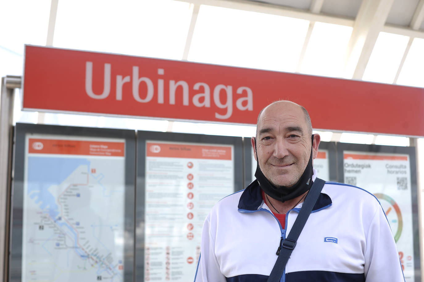 "Entro a las seis a trabajar y me gustaría poder coger el metro antes, pero no lo hay. Esta zona da miedo a esas horas, está muy oscuro el entorno de la estación, donde siempre hay muy poca gente, con lo grande que es. Suelo venir con algún compañero en coche y vuelvo a casa en metro. Ahora tengo el coche en el taller y no me queda otra". 