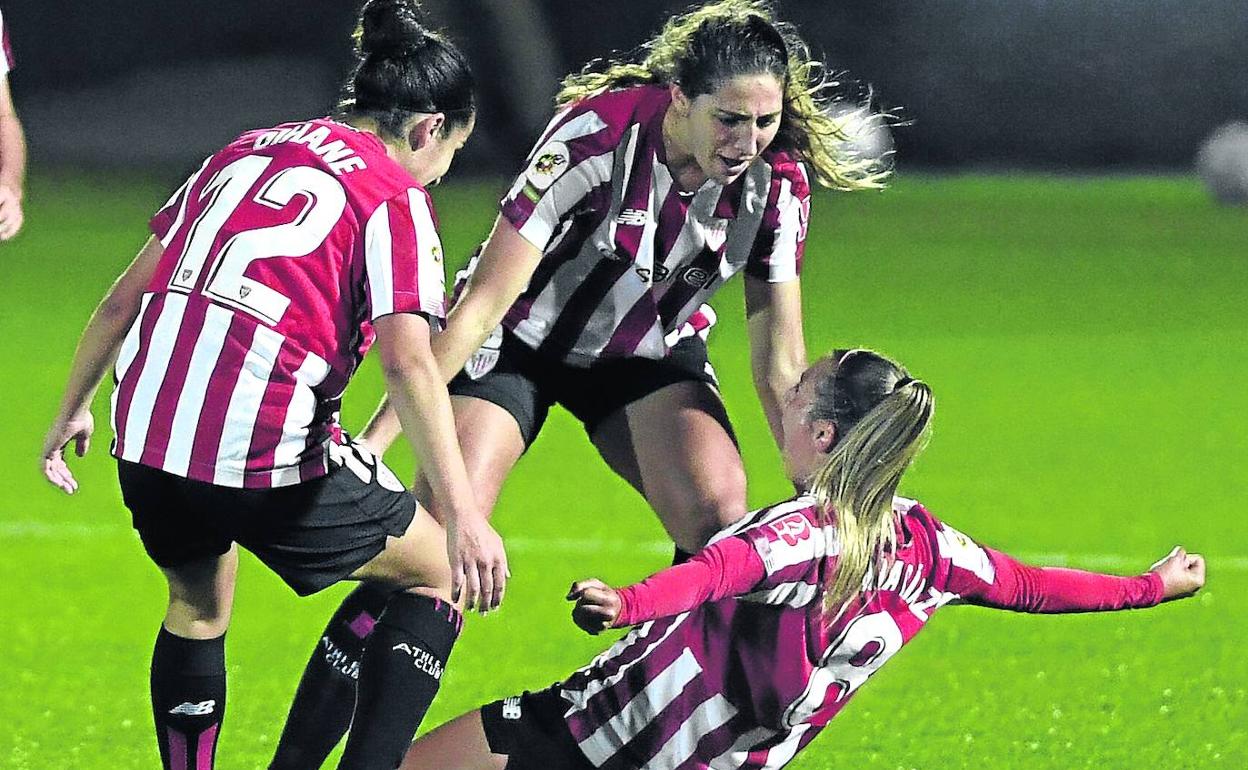 Cirauqui celebrando su tanto, el 2-0, con Oihane y Valdezate. 