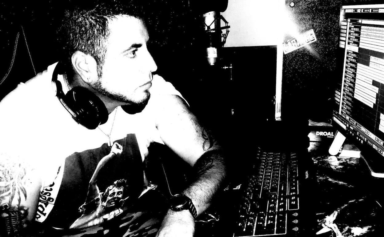 Danilo Lâramie, en su estudio casero. 