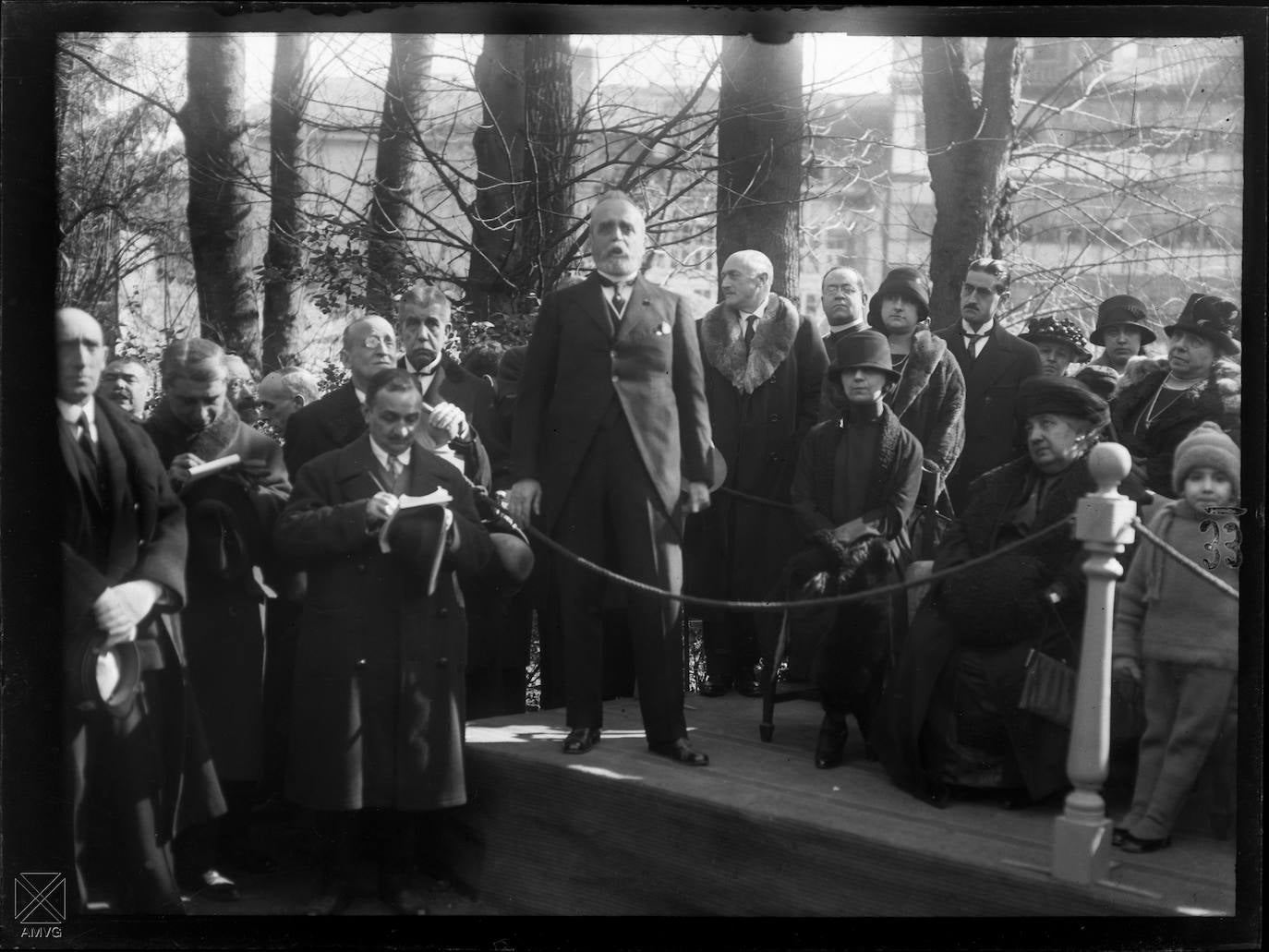 Inauguración del monumento a Eduardo Dato. Su viuda, Carmen Barrenecha, y otros asistentes escuchando el discurso de José Sánchez Guerra. 8 de marzo de 1925