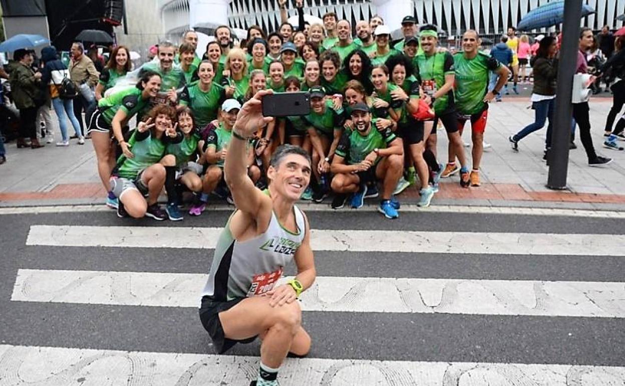 Imanol Loizaga junto con sus grupos de entrenamiento en la Bilbao Night Marathon del 2019.