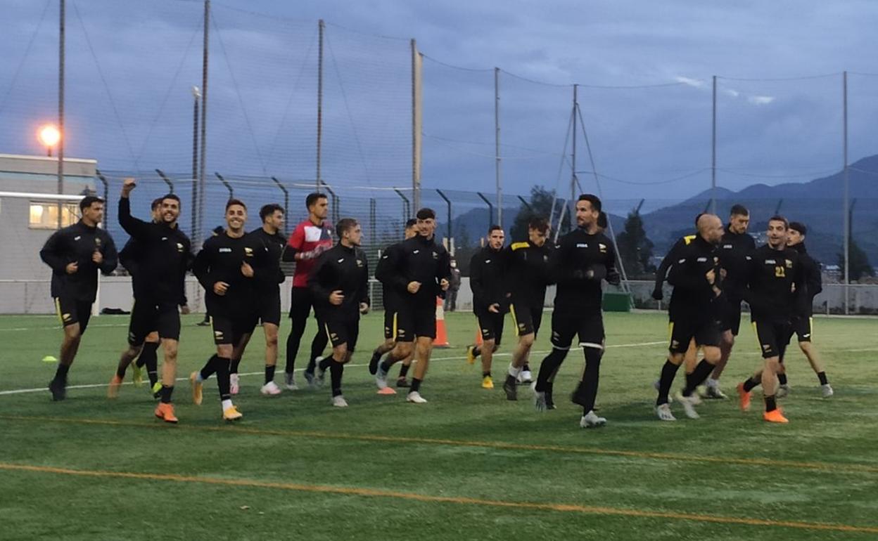 La plantilla del Portugalete, en uno de sus úlltimos entrenamientos. 