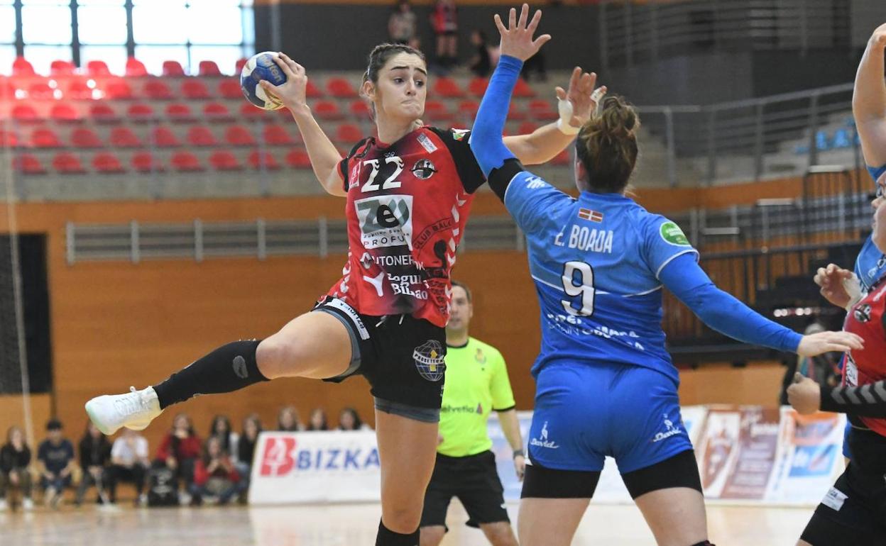 June Loidi en el anterior derbi frente a Bera Bera en Lasesarre, un mes antes de que se paralizara la competición por el coronavirus. 