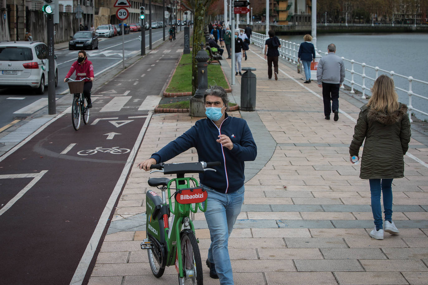 Fotos: Supermercados llenos, &#039;running&#039; con mascarilla y sin poteo antes de comer