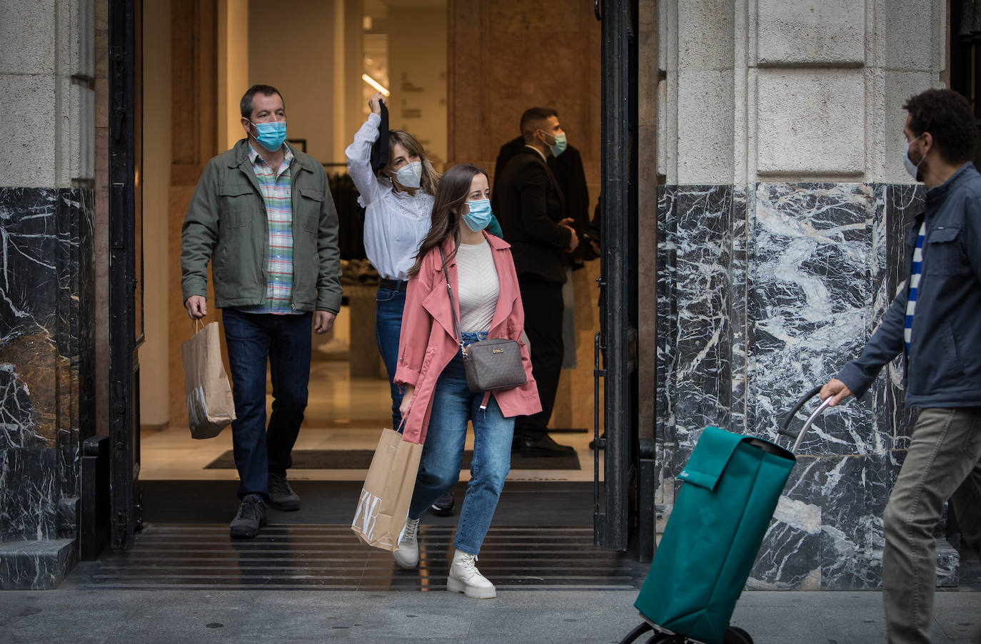 Fotos: Supermercados llenos, &#039;running&#039; con mascarilla y sin poteo antes de comer