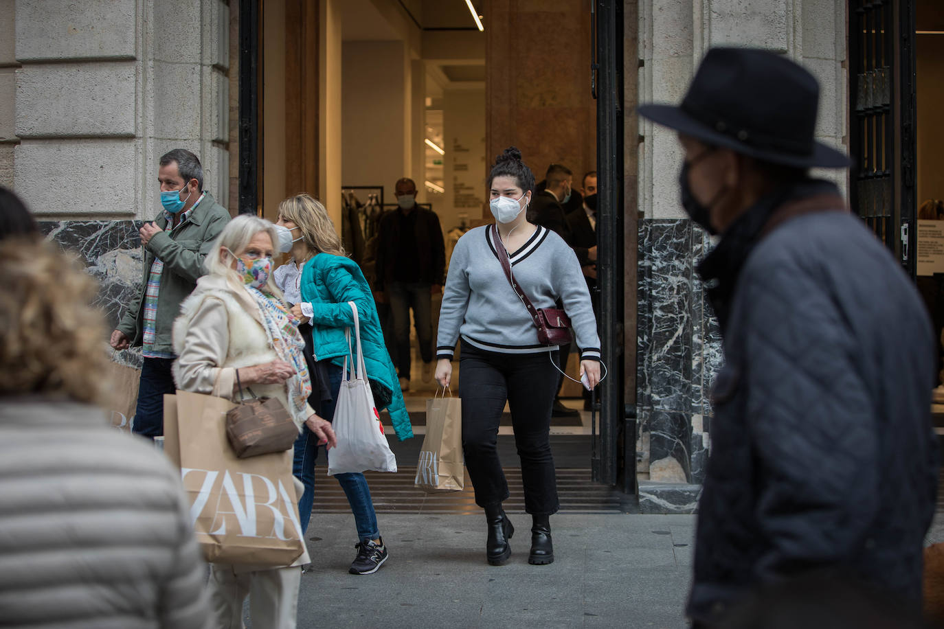 Fotos: Supermercados llenos, &#039;running&#039; con mascarilla y sin poteo antes de comer