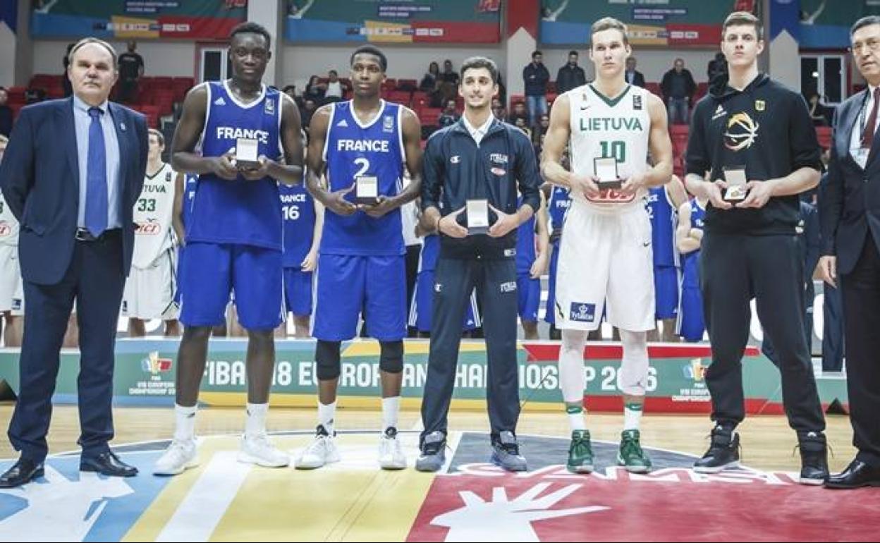 Sedekerskis, en la foto del quinteto ideal del Europeo sub-18 de 2016