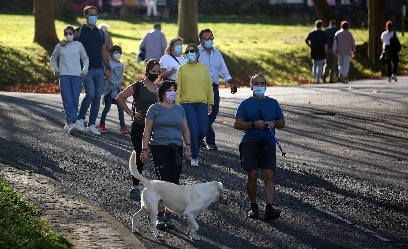 Los bilbaínos han disfrutado de los colores de otoño del Pagasarri.