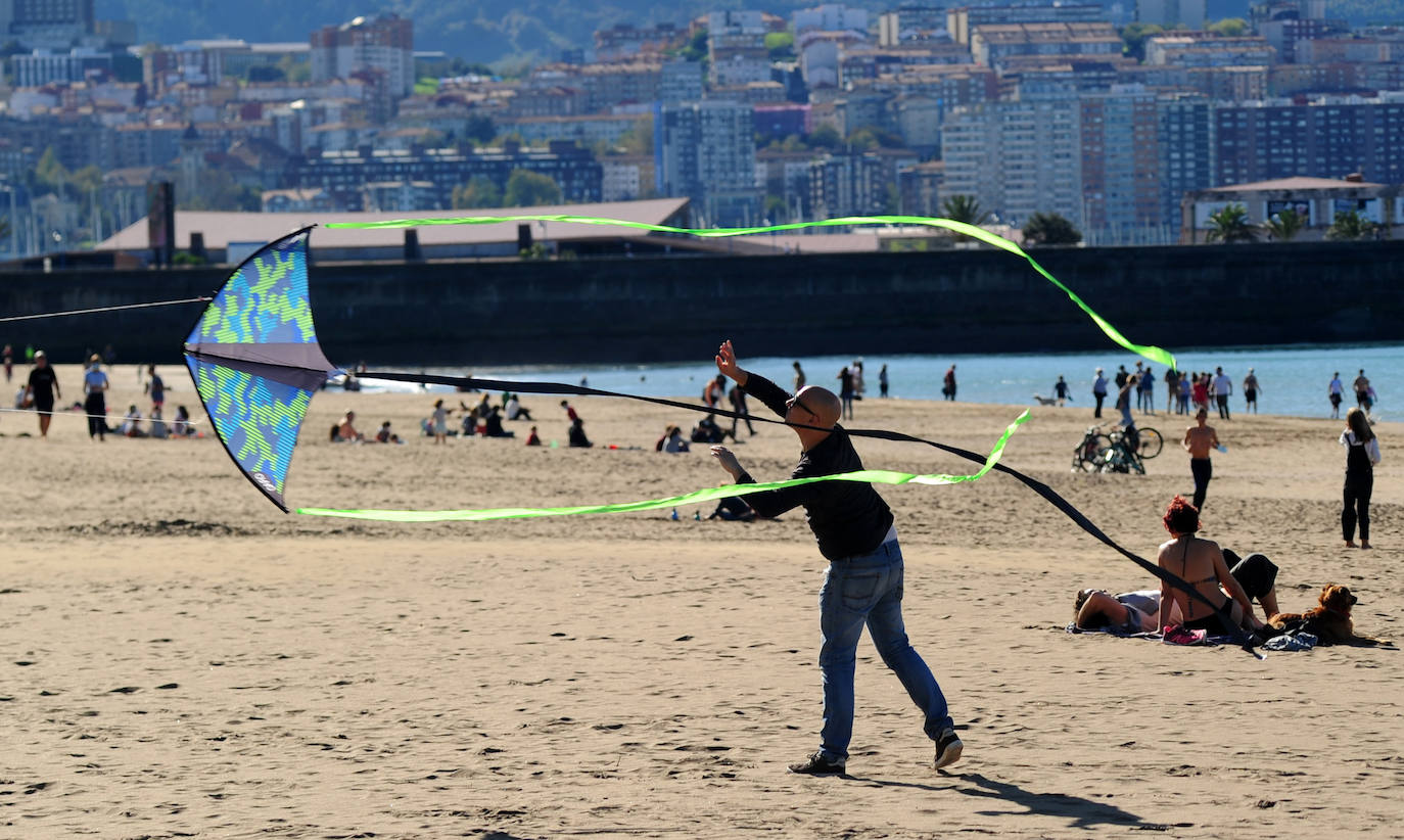 El sol de hoy ha animado a muchos a pasear y disfrutar de la playa en Getxo.