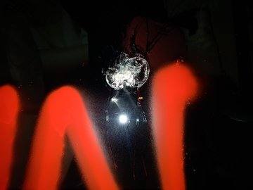 Imagen del impacto de una piedra en la luna del comercio.