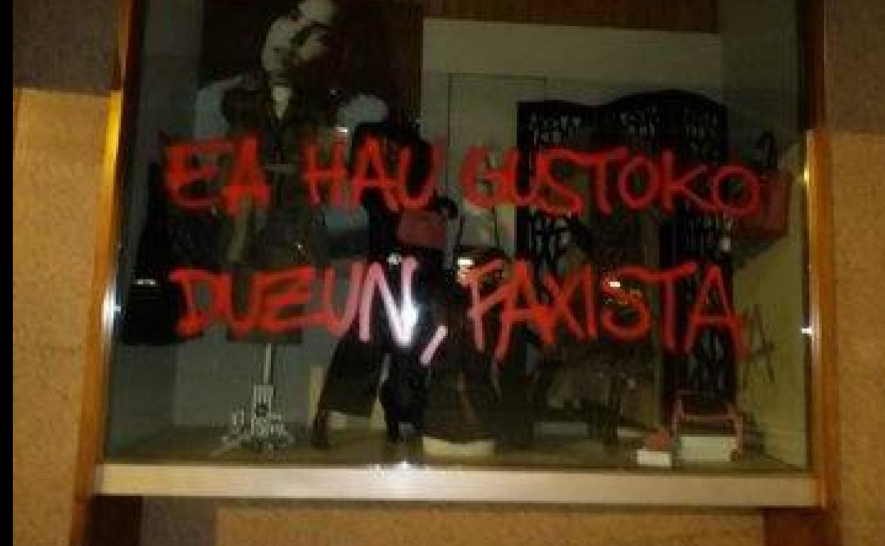 El comercio de la familia Abascal, en Amurrio, fue atacado anoche. 