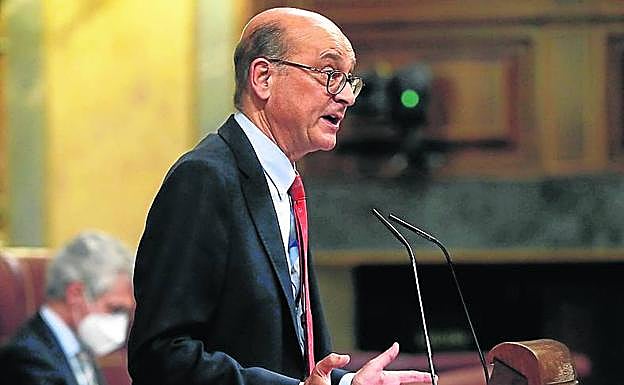 Legarda interviene durante un pleno en el Congreso. 