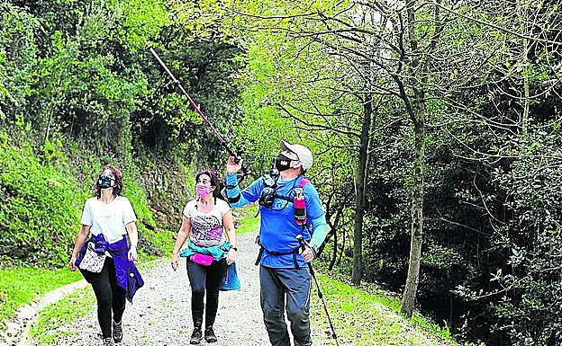 Los tres amigos, en plena ascensión, contemplan el paisaje. 