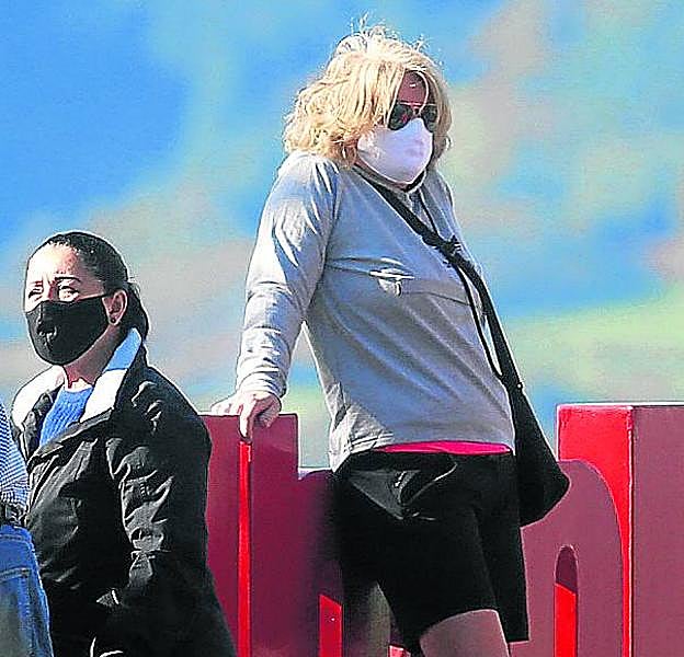 Vista. Decenas de personas se asomaron al mirador de Artxanda. 