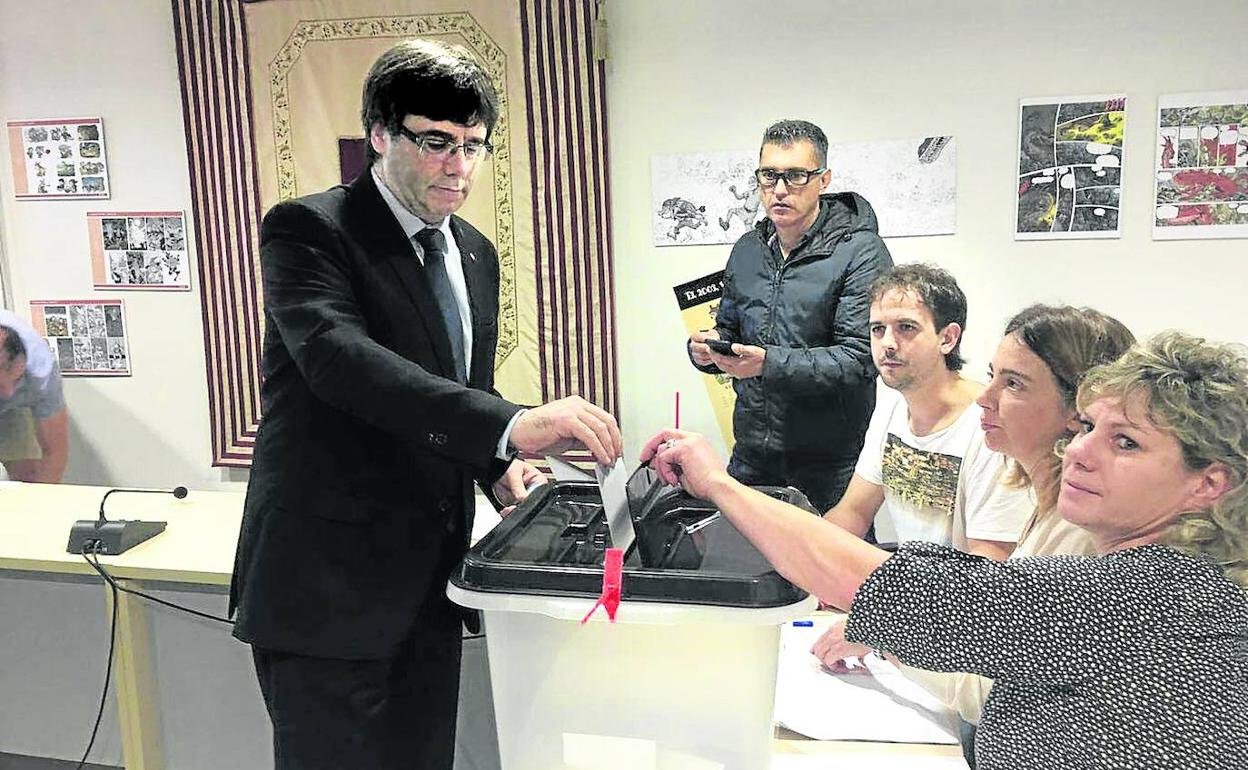 Momento en el que Carles Puigdemont vota en el referéndum ilegal del 1 de octubre de 2017 cuando era president. 