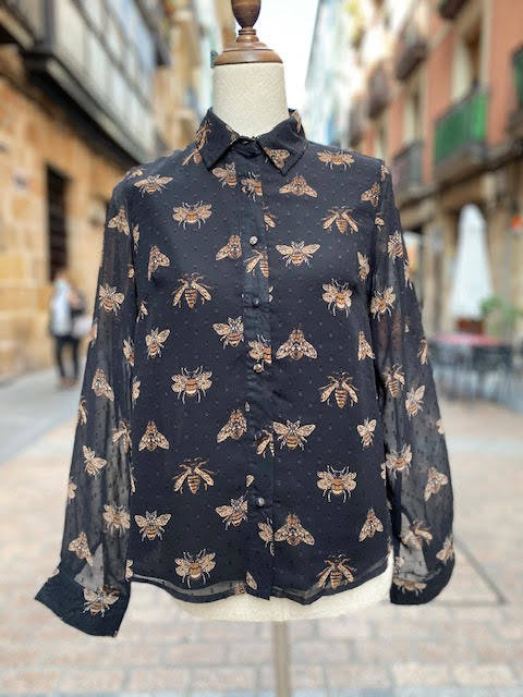 Camisa negra de tul con abejas doradas, disponible en la tienda Plutón Ya No Es Un Planeta, situada en el Casco Viejo bilbaíno. Cuesta 46 euros.
