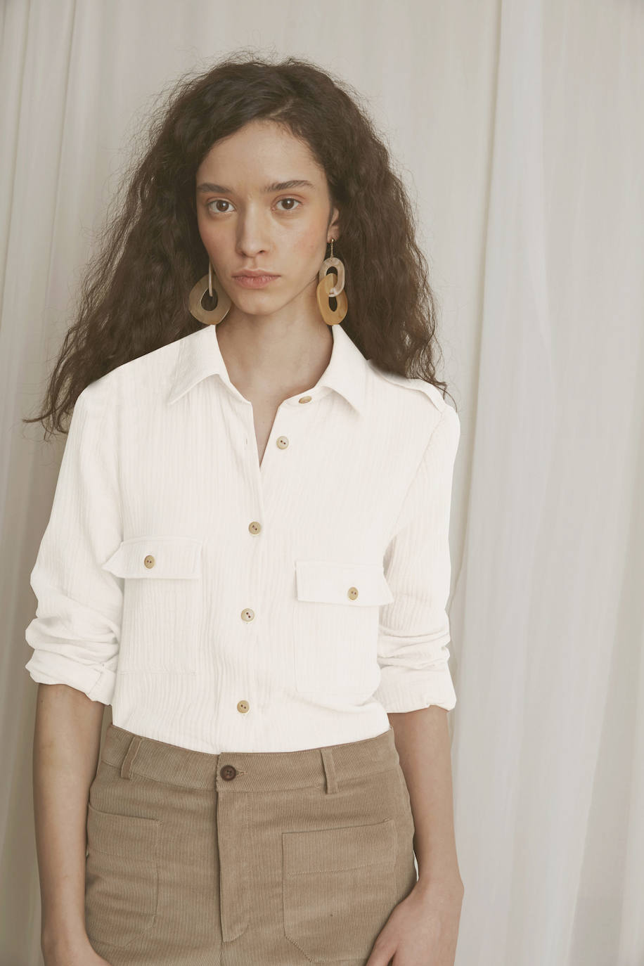 Camisa de algodón orgánico blanco. Disponible en la tienda Triana By C, situada en la calle Rodríguez Arias. Cuesta 89,90 euros. 