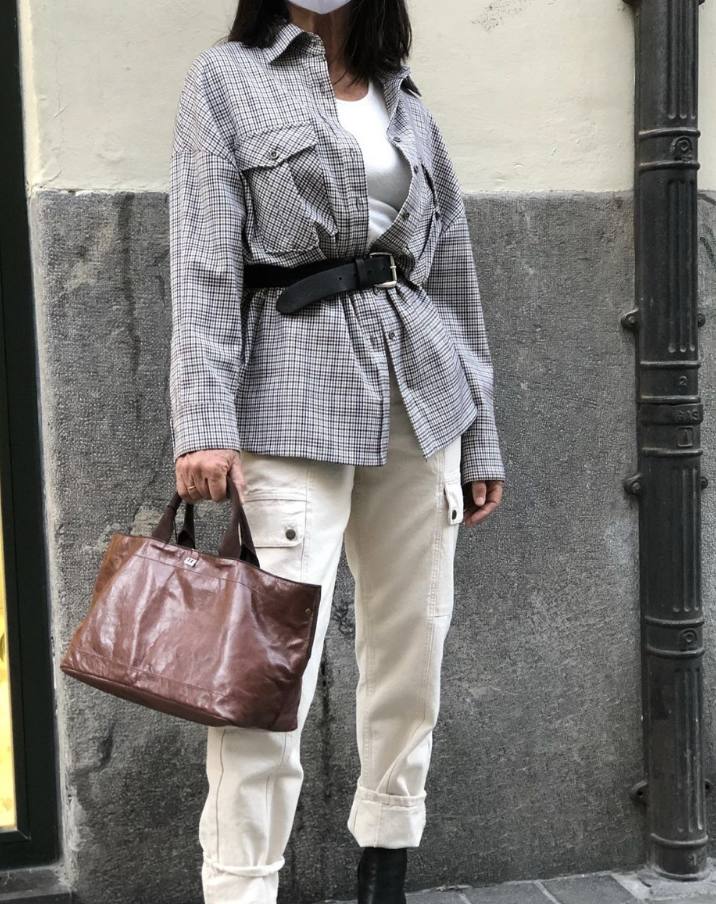 Camisa a cuadros negros y blancos. Disponible en la tienda bilbaína Ambali, situada en la calle Maestro García Rivero. 