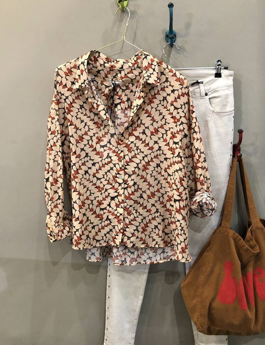 Camisa de manga larga con estampado floral, disponible en la tienda bilbaína Inarkadia, en la Plaza Federico Moyúa. 