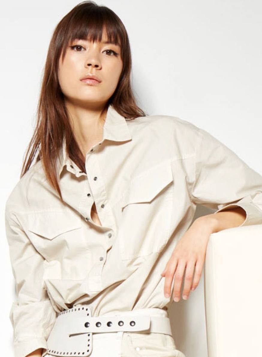 Camisa blanca compuesta por algodón 100%. Disponible en la tienda Inarkadia, en la Plaza Federico Moyúa. 