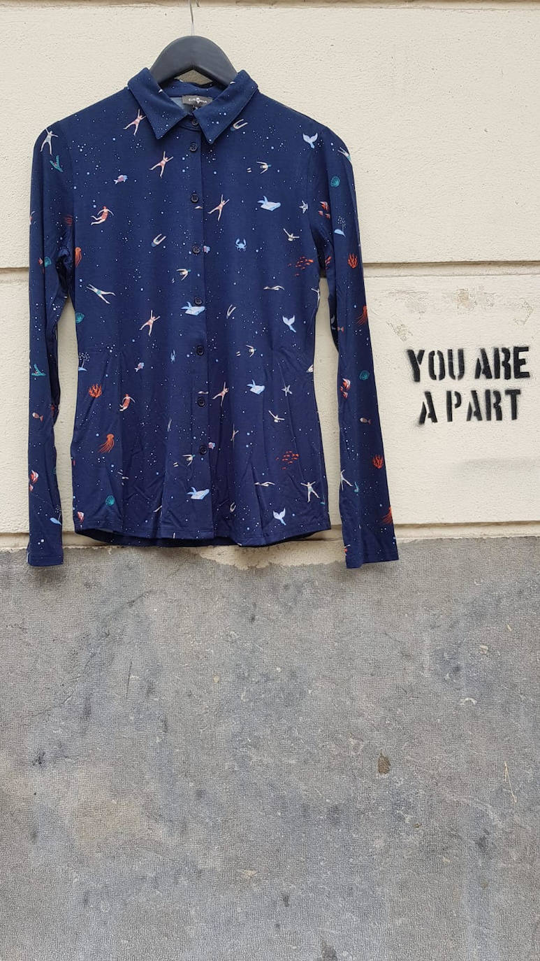 Camisa azul marina con estampado fantasía. Disponible en la tienda bilbaína Moiqut, situada en la calle Ercilla. Cuesta 49 euros.