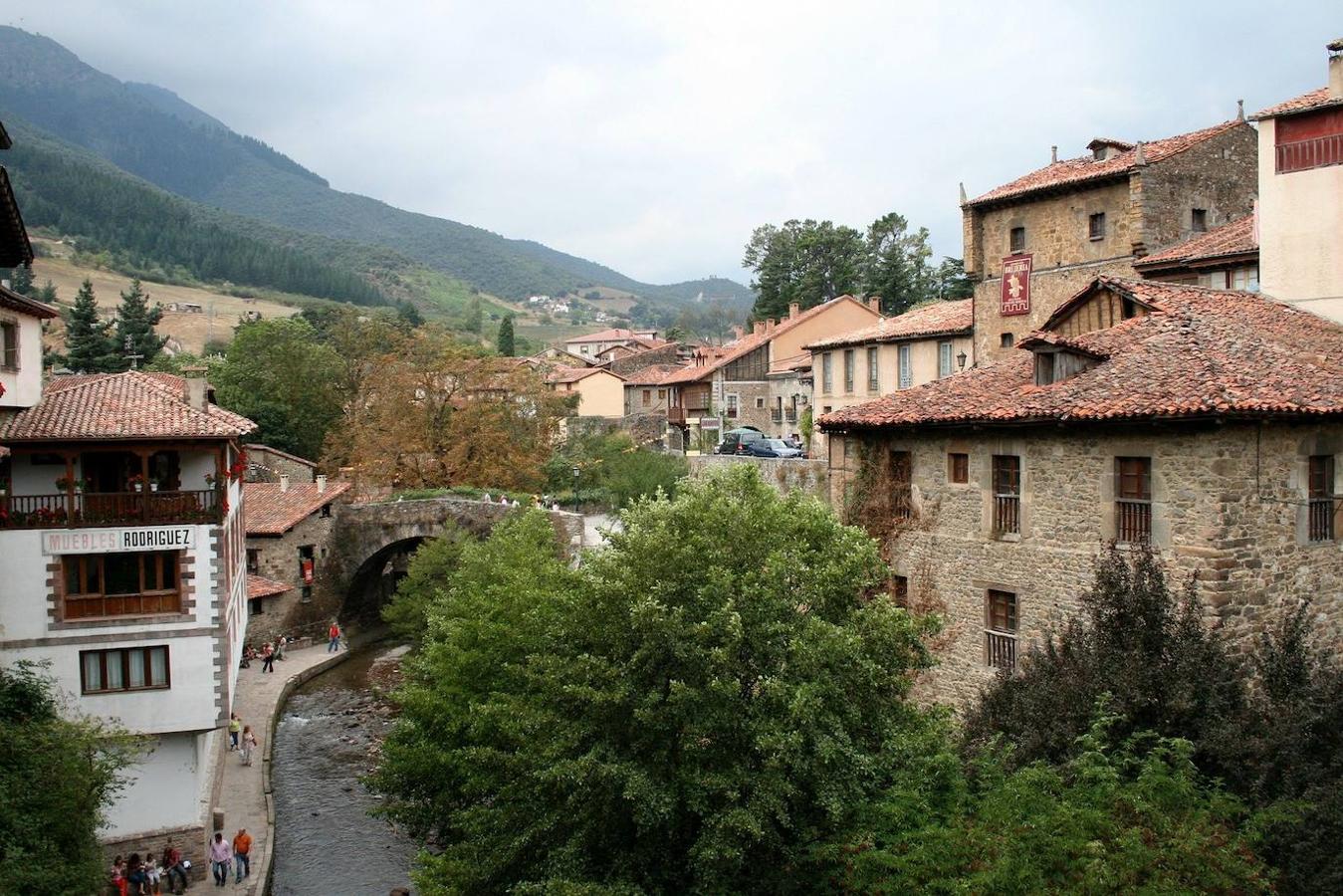 Los viajeros del portal Lonely Planet han elegido los 16 pueblos de interior más bonitos de España. Lidera la lista Potes, en Cantabria (imagen)