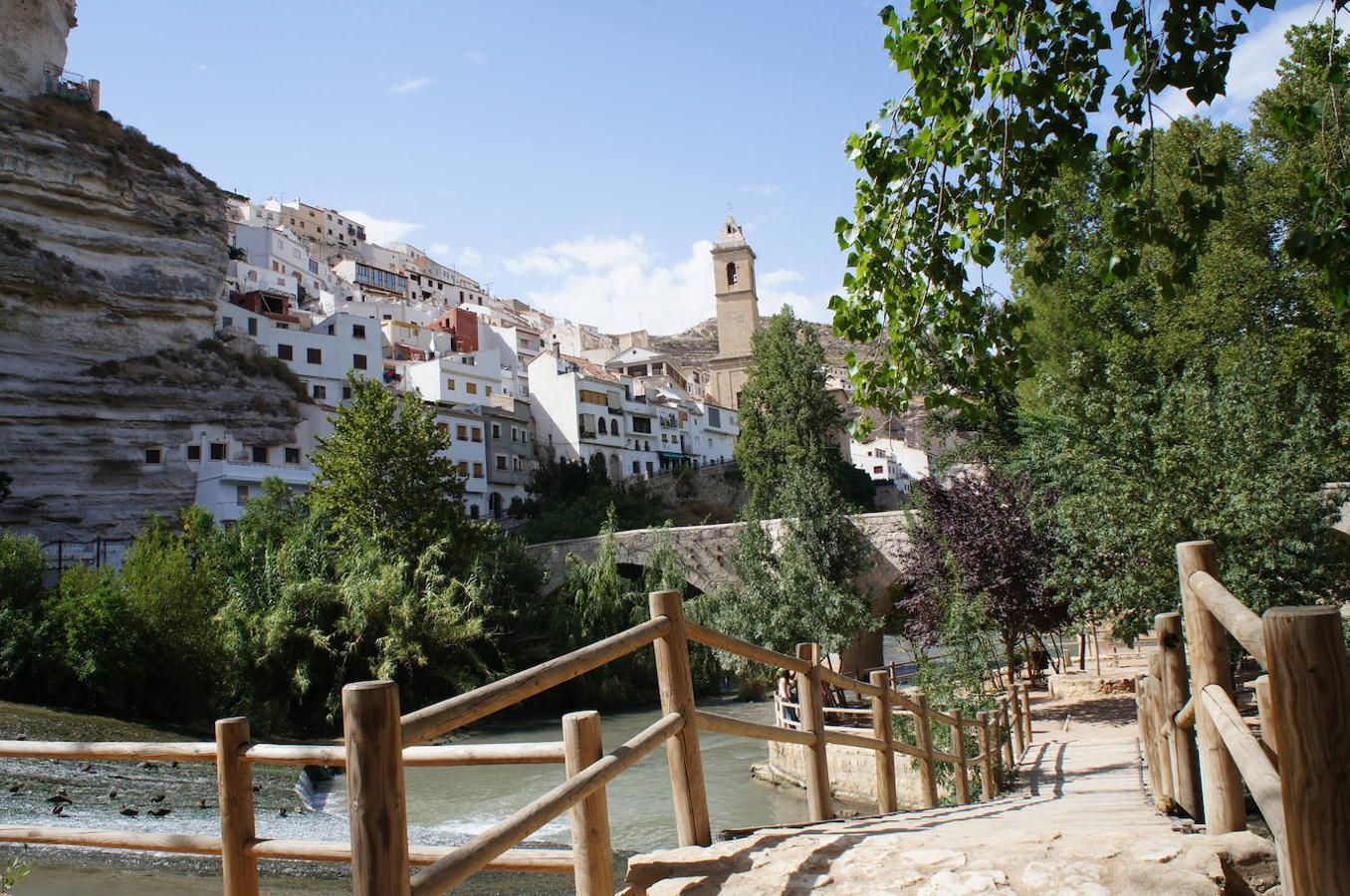 En ese paso, el río traza una garganta que dibuja un sinuoso paso que constituye uno de los principales atractivos de Alcalá de Júcar, y que condiciona la disposición de las casas, que trepan por las laderas aprovechando el meandro.