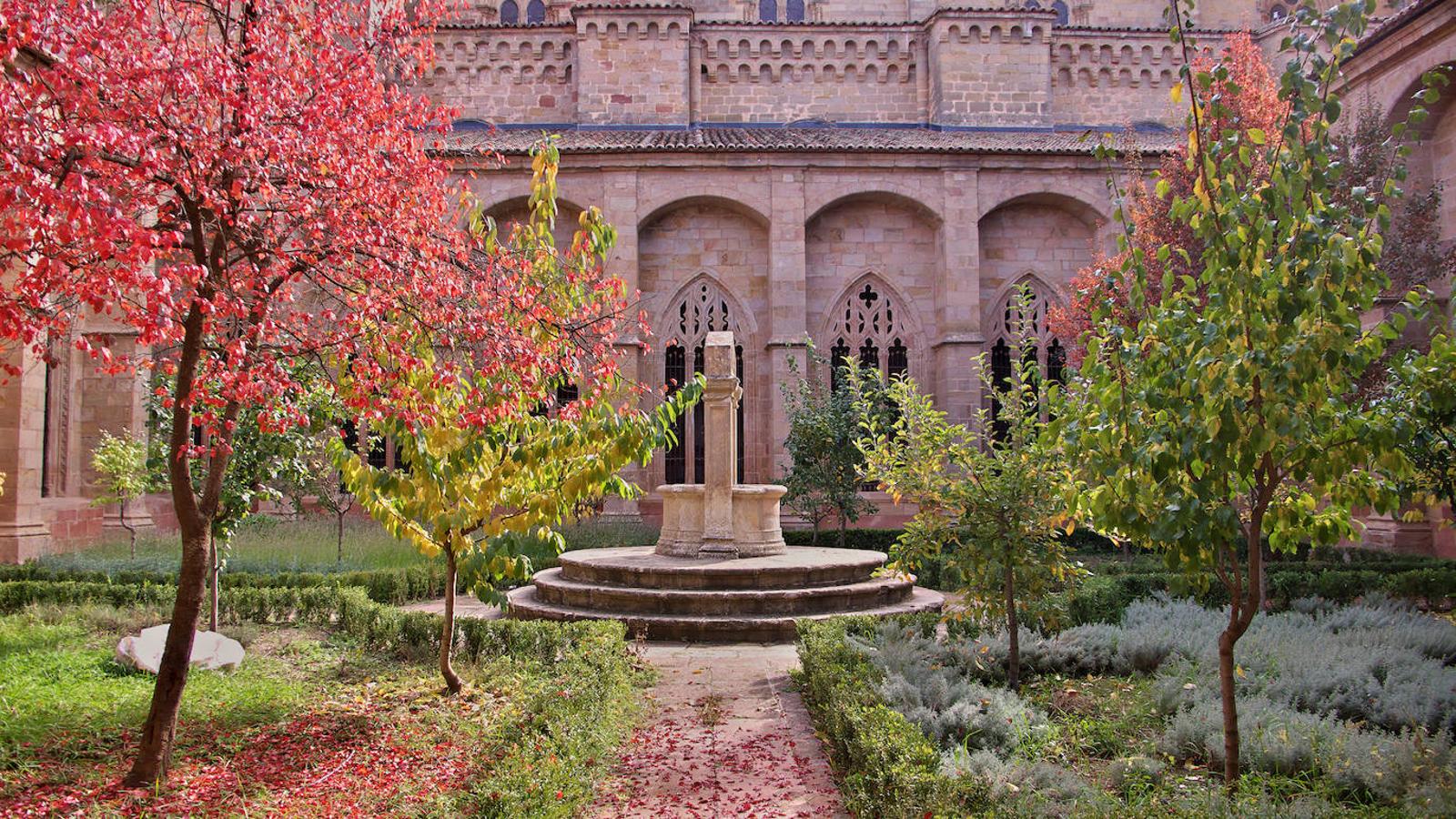 La oferta de Sigüenza es amplísima. Lo mejor es comenzar por el castillo, hoy Parador de Turismo, y bajar por la calle mártires, poblada de fachadas medievales, restaurantes, bares, y tiendas. De visita obligada es también el Humilladero y la Alameda, entre otros.