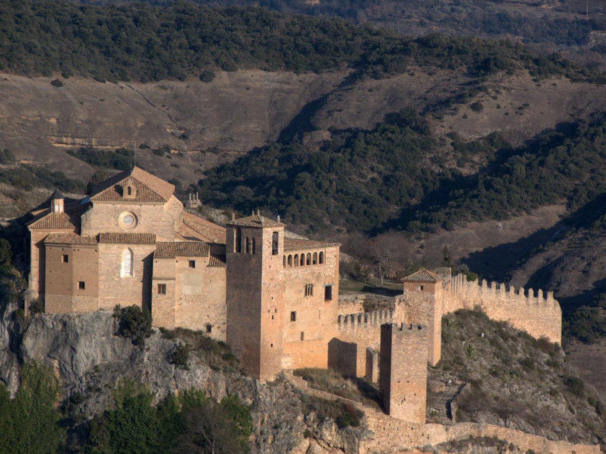 El pueblo se integra perfectamente en un impresionante paisaje de calizas modelado por el rio Vero, que ha creado a lo largo del tiempo un cañón increíble para la práctica del barranquismo, acantilados impresionantes, cuevas de arte rupestre...