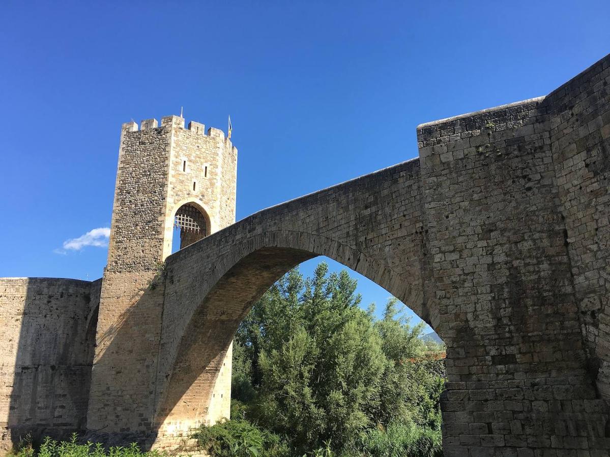 Su núcleo urbano comenzó a tejerse en torno a un castillo construido en el siglo X en lo alto de una colina, del que solo queda la iglesia de Santa María. Aunque si algo identifica a Besalú, declarado en 1966 conjunto histórico artístico nacional por su valor arquitectónico, es su puente.