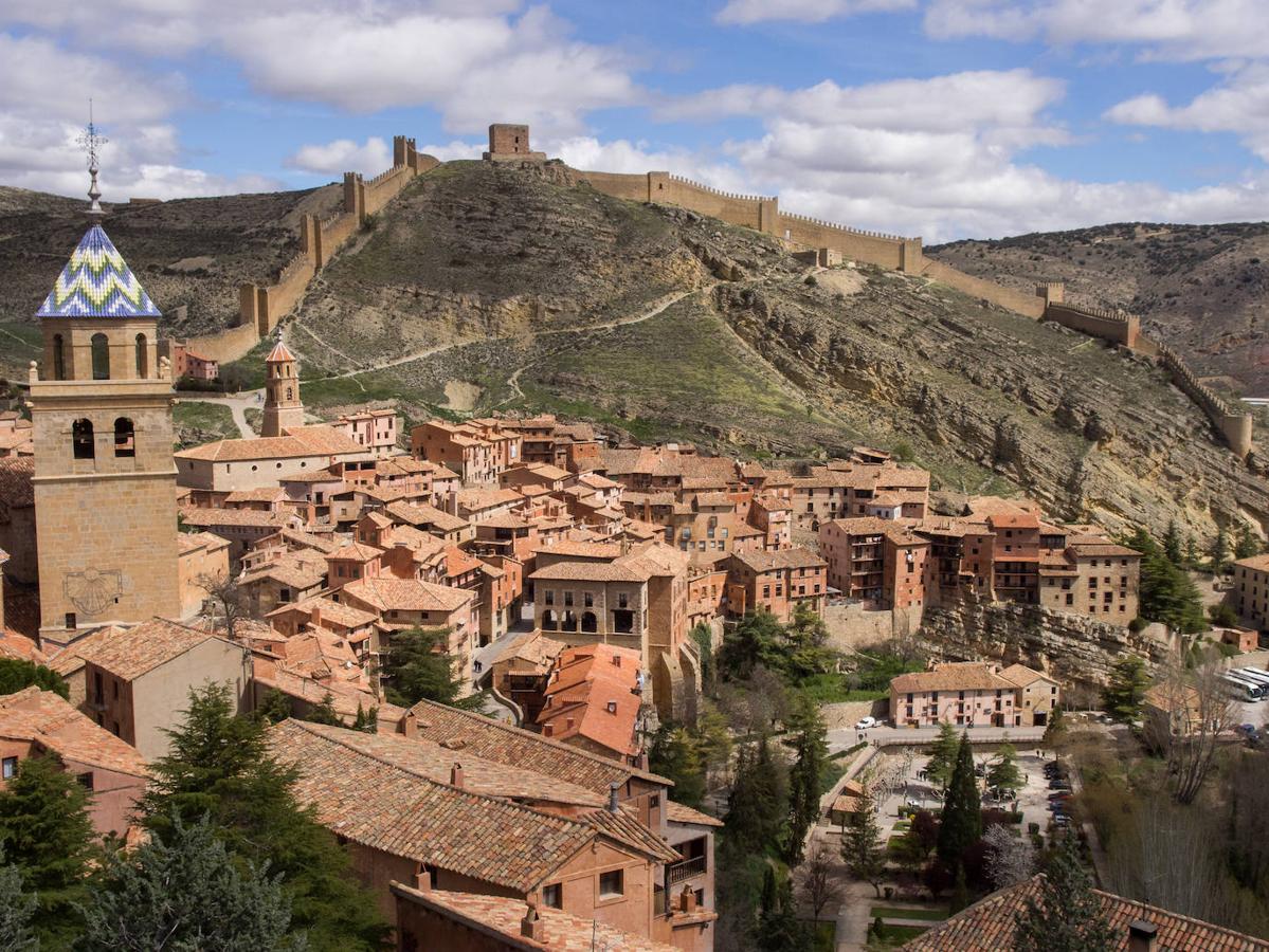 7.- Albarracín (Teruel, Aragón) | Albarracín nace de la misma roca, salpicando ese peñasco gigante de ladrillos que parecen meandros rojos y grises sobre los que se erigen orgullosos un castillo y una muralla.