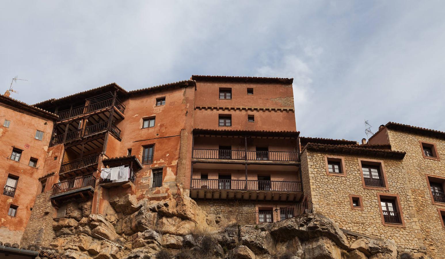 La sobriedad de centenarias casas medievales dibujan sus callejuelas con trazados imposibles y empedrados.