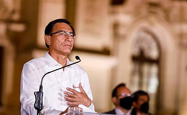 Vizcarra aceptó su destitución frente al Palacio del Congreso en Lima.
