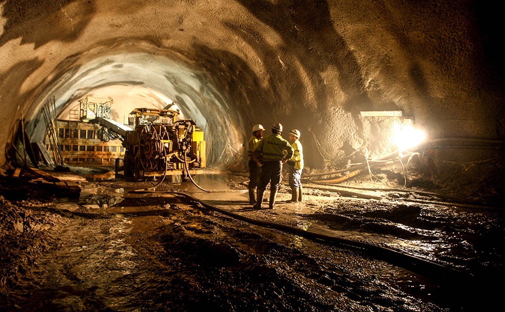 Operarios sellan el paso entre el tunel en obras del metro y el metro en uso en Santurtzi, para evitar inundaciones por la entrada