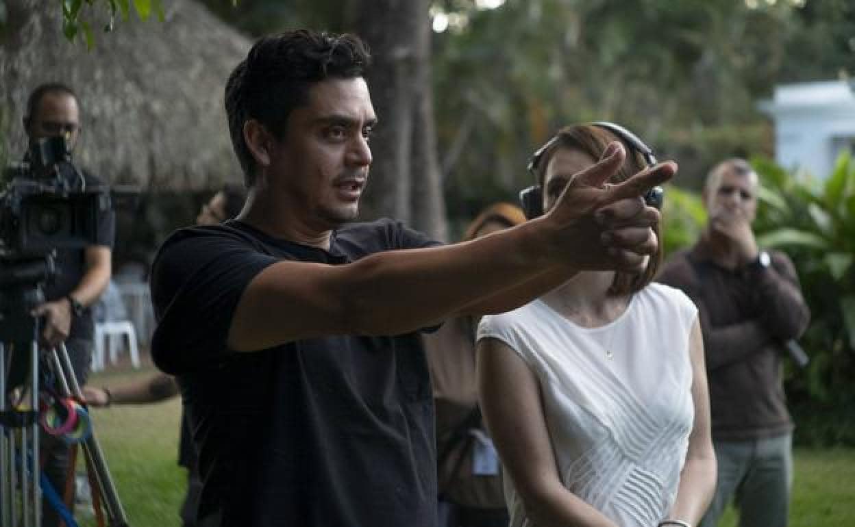 Jayro Bustamante da indicaciones en el set de rodaje de 'La llorona'.