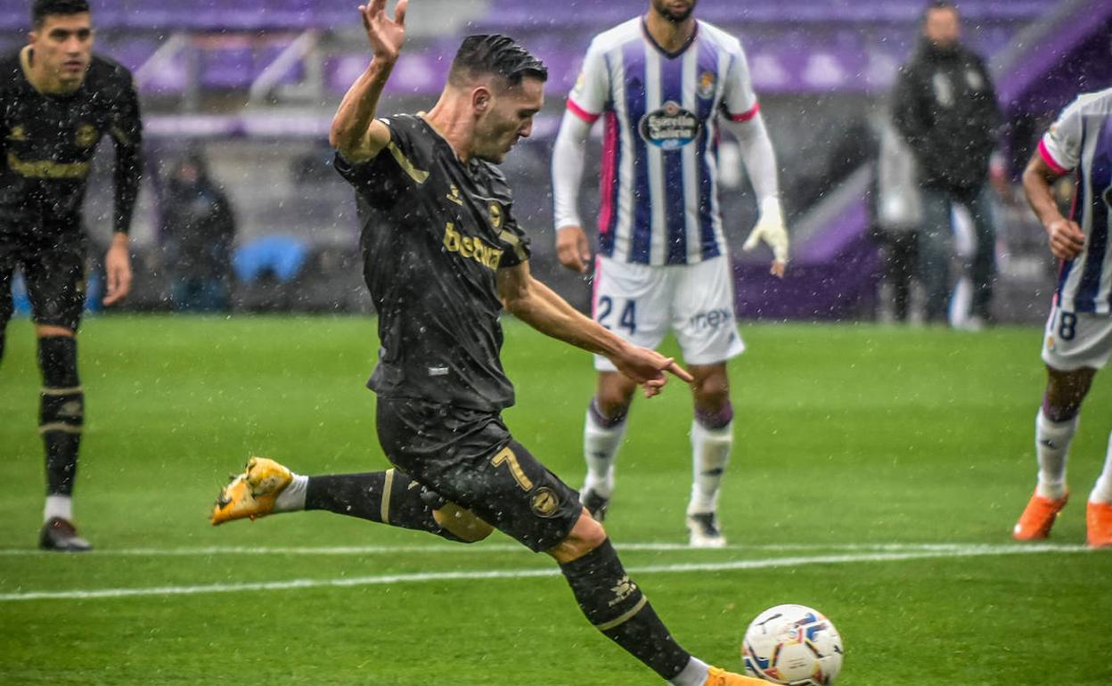 Lucas, a punto de golpear el penalti contra el Valladolid. 