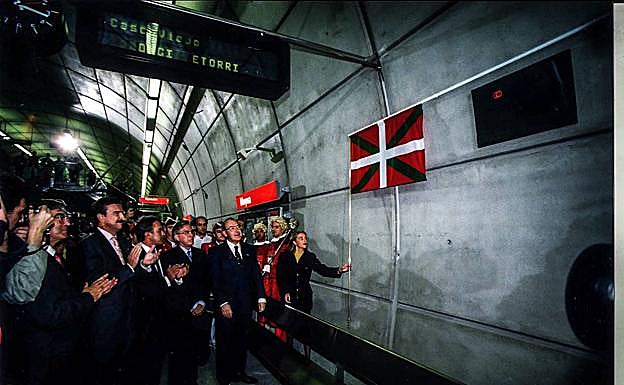 El lehendakari José Antonio Ardanza descubrió la placa conmemorativa.