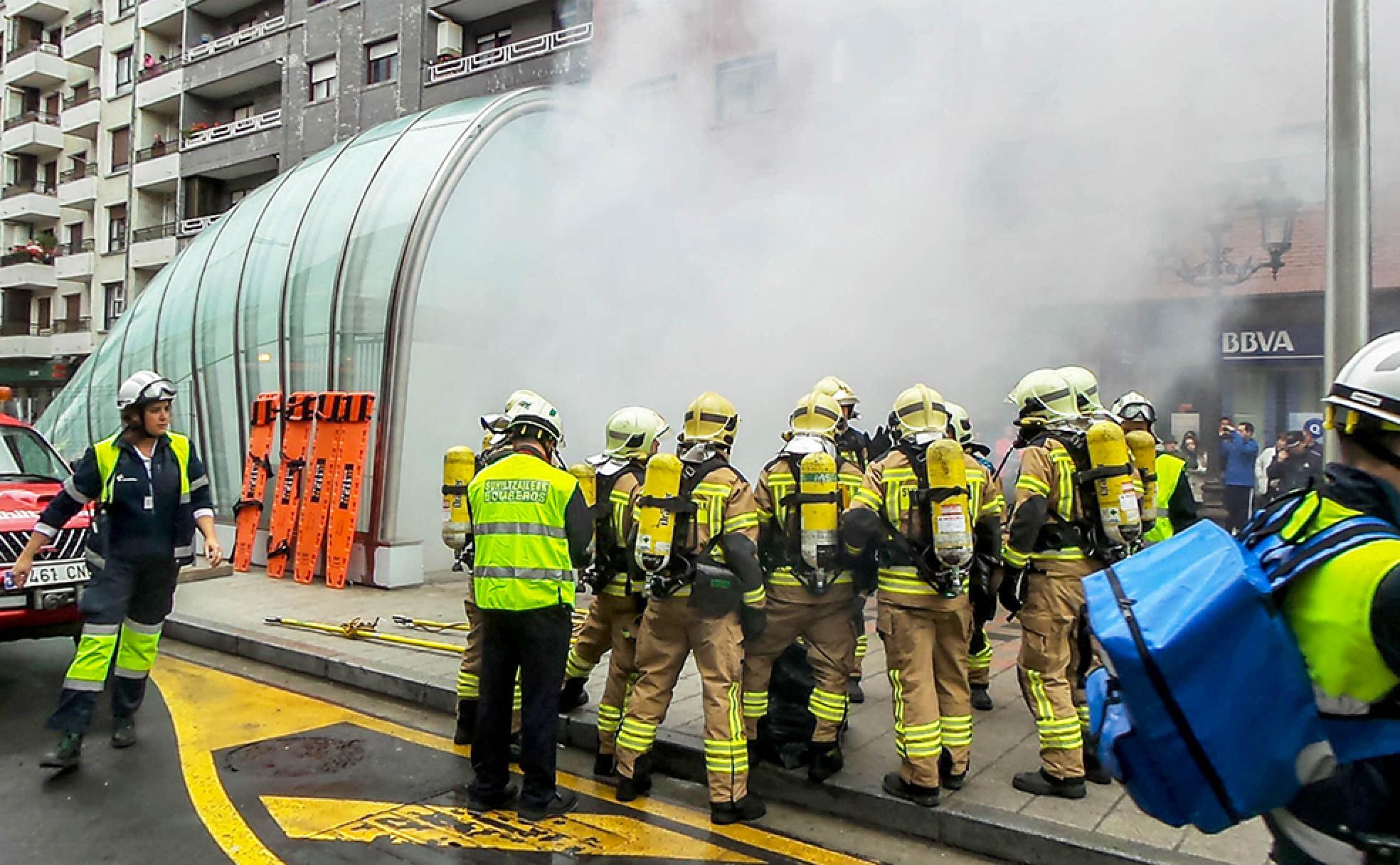 Varias unidades de bomberos participan en un simulacro realizado en Santurtzi. 