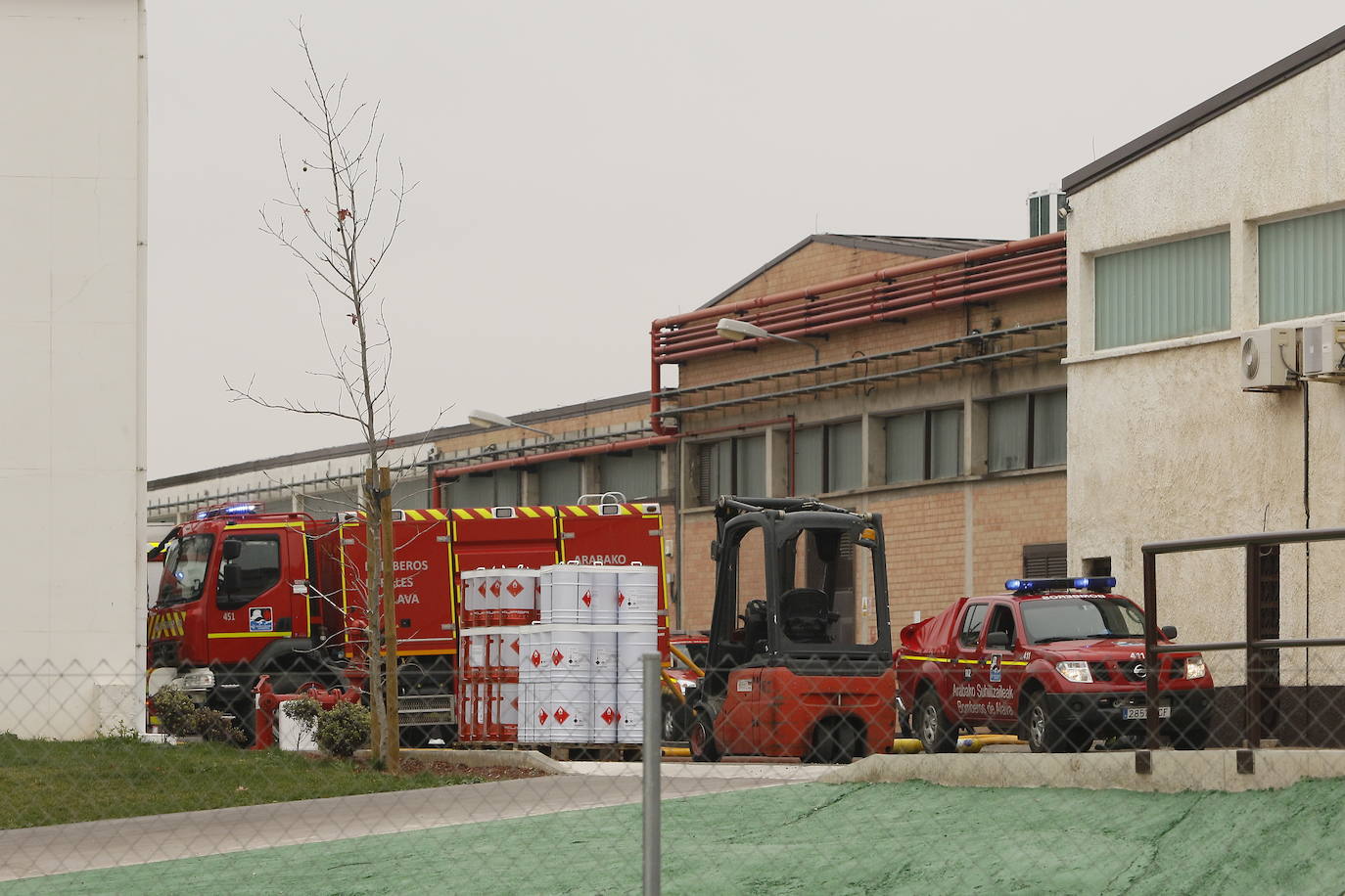 Imagen principal - Fallece el trabajador que resultó herido en el incendio de una química en Oion